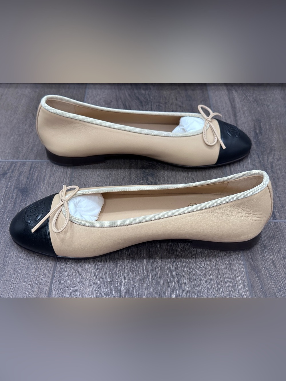 CHANEL CLASSIC CC LOGO BEIGE & BLACK LEATHER BALLET FLATS SHOES Size 37 - Picture 11 of 16